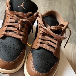 Jordan Men's Black and Tan Sneakers